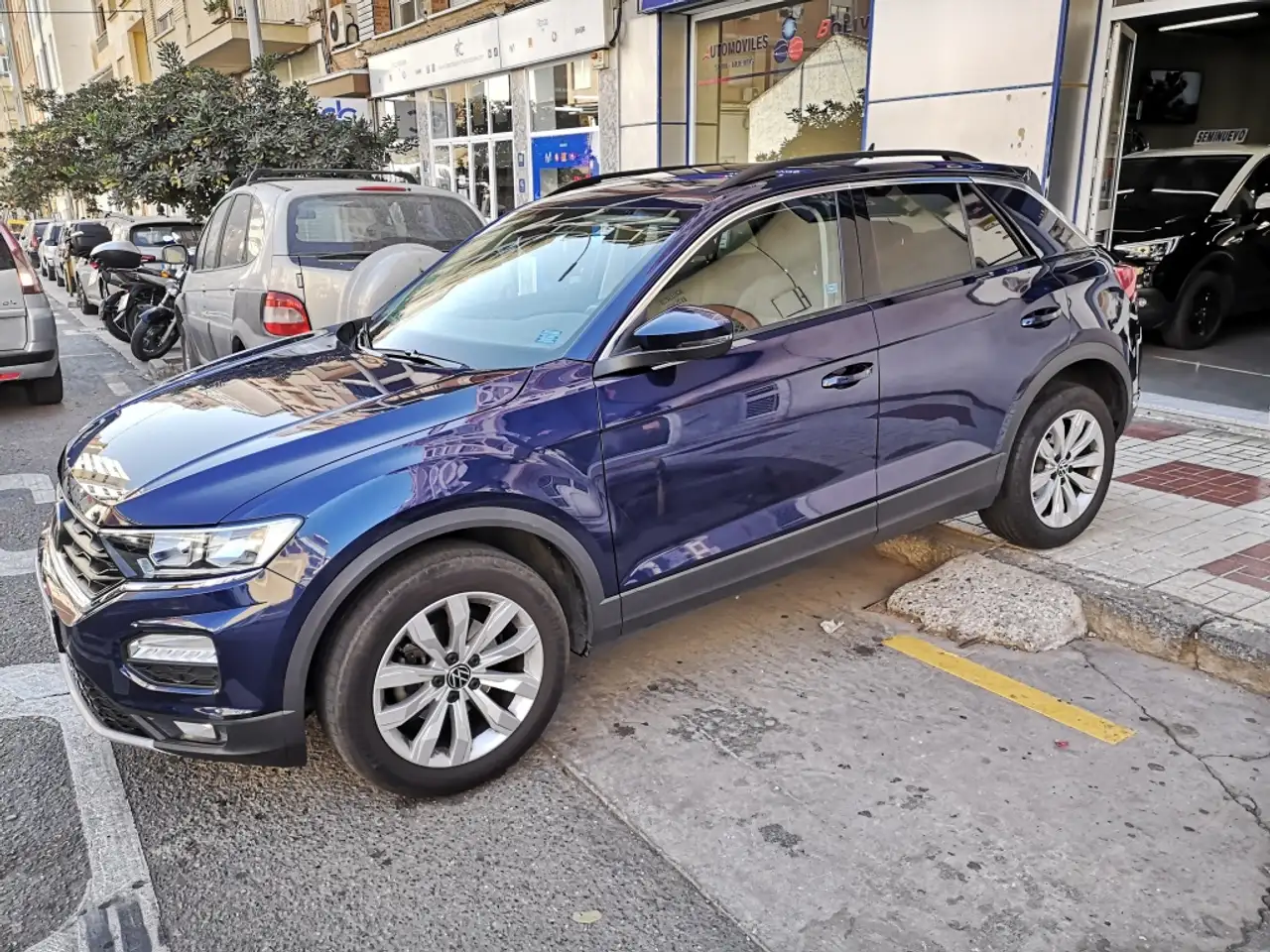 Renting volkswagen t roc 1 0 tsi advance 81kw azul 3