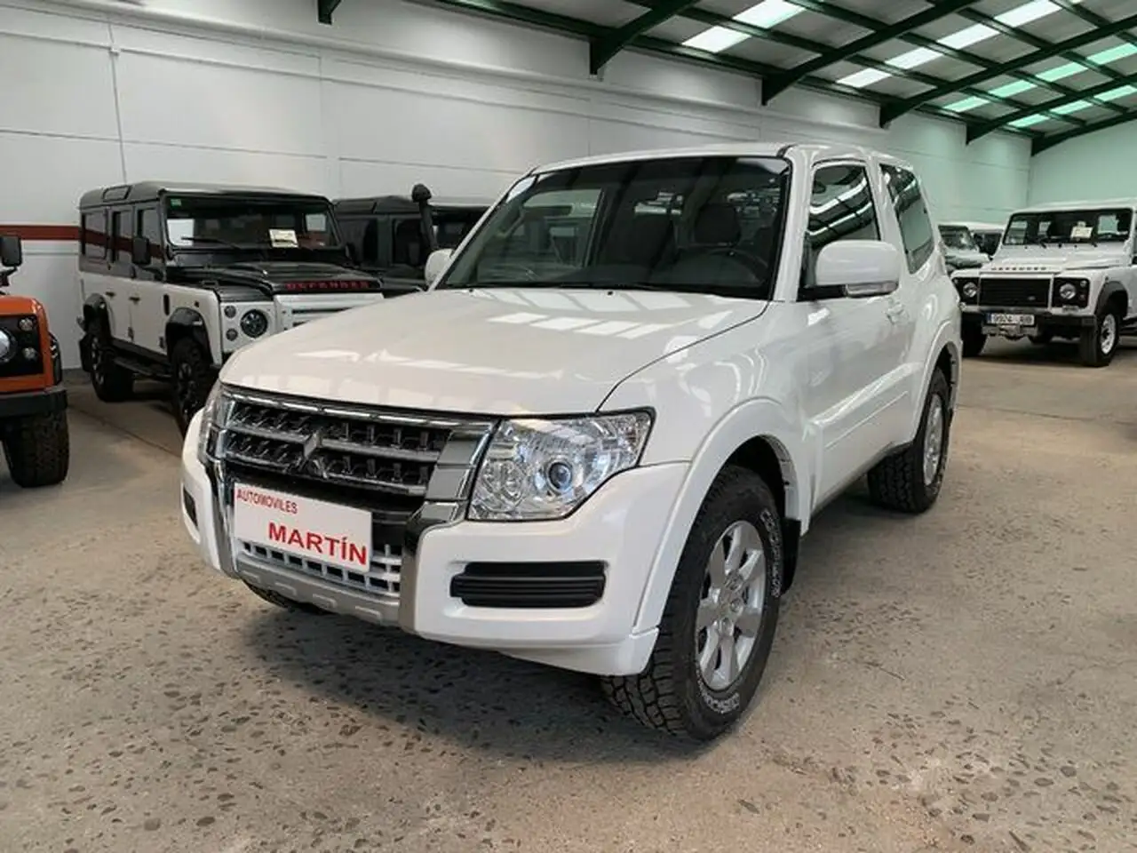 Renting mitsubishi montero 3 2di d spirit 5at 190 blanco 2