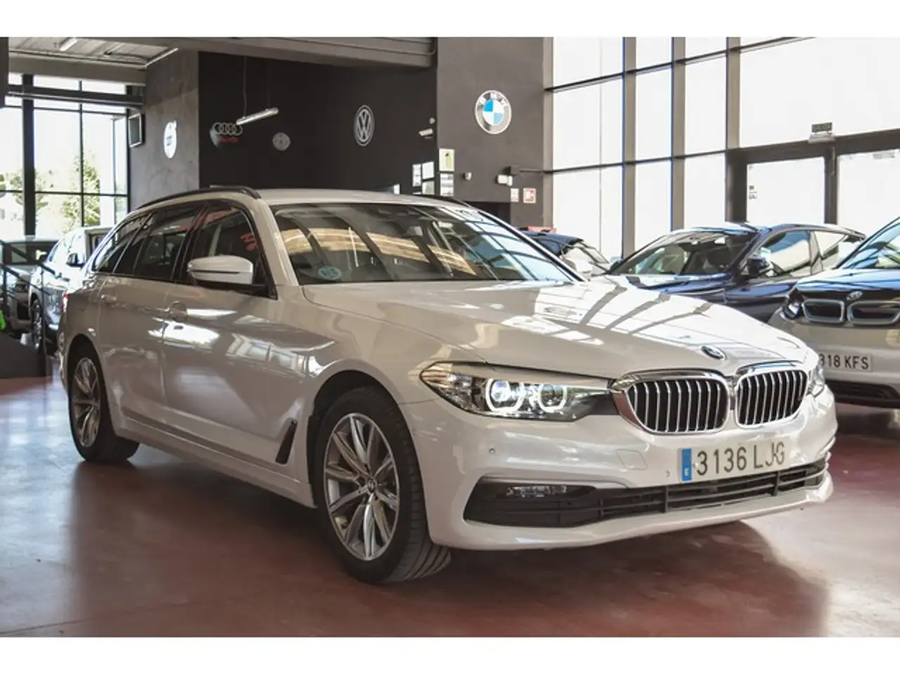 Renting BMW 520 520iA Touring Blanco