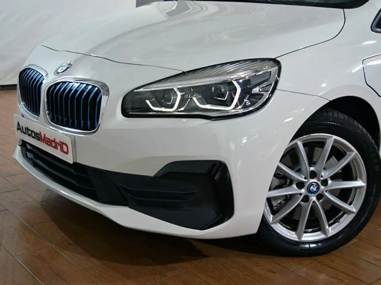 Renting BMW 225 Active Tourer 225xe iPerformance Blanco