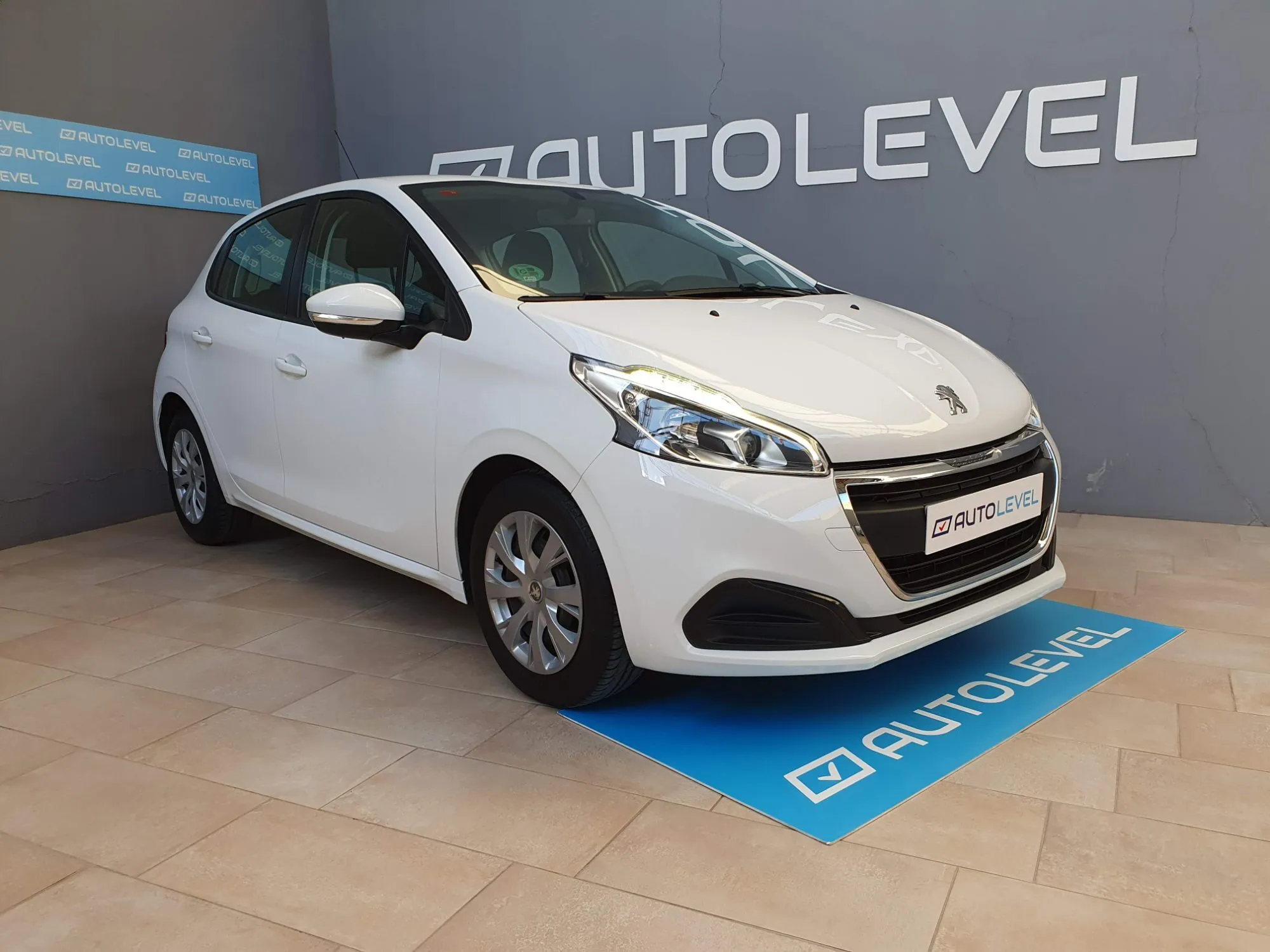 Renting PEUGEOT 208 1.5 BlueHDi S&S Active 100 2