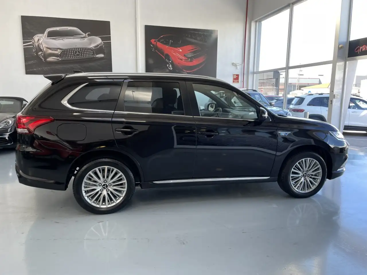 Renting Mitsubishi Outlander PHEV Kaiteki+ 4WD Negro