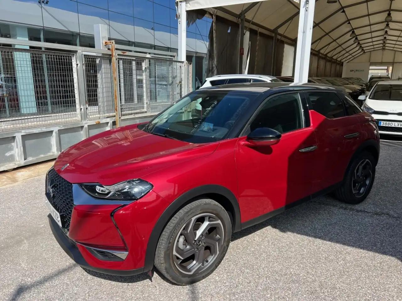 Renting DS Automobiles DS 3 Crossback Puretech Grand Chic 100 Burdeos