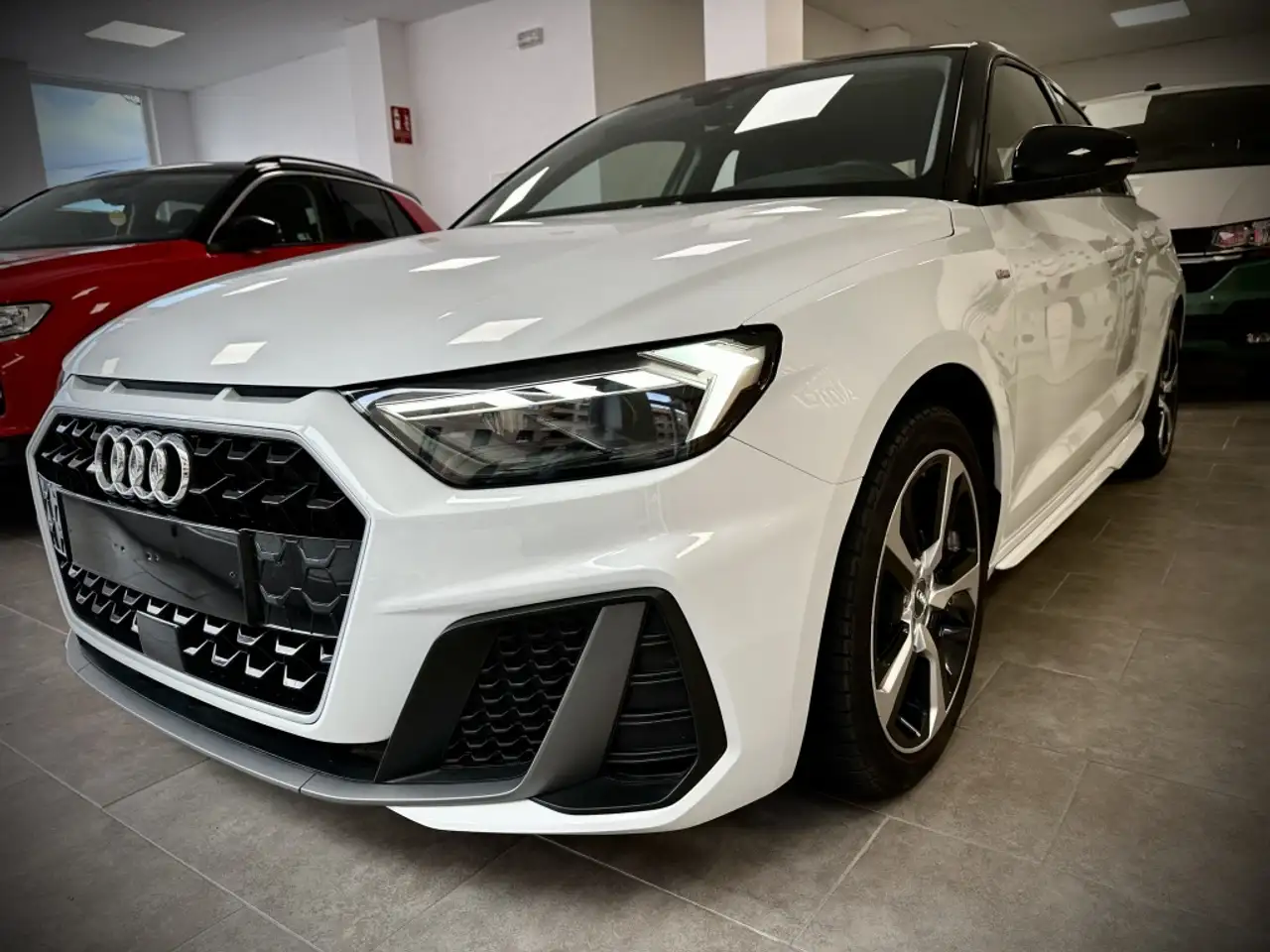 Renting Audi A1 Sportback 25 TFSI S line Blanco 1 1