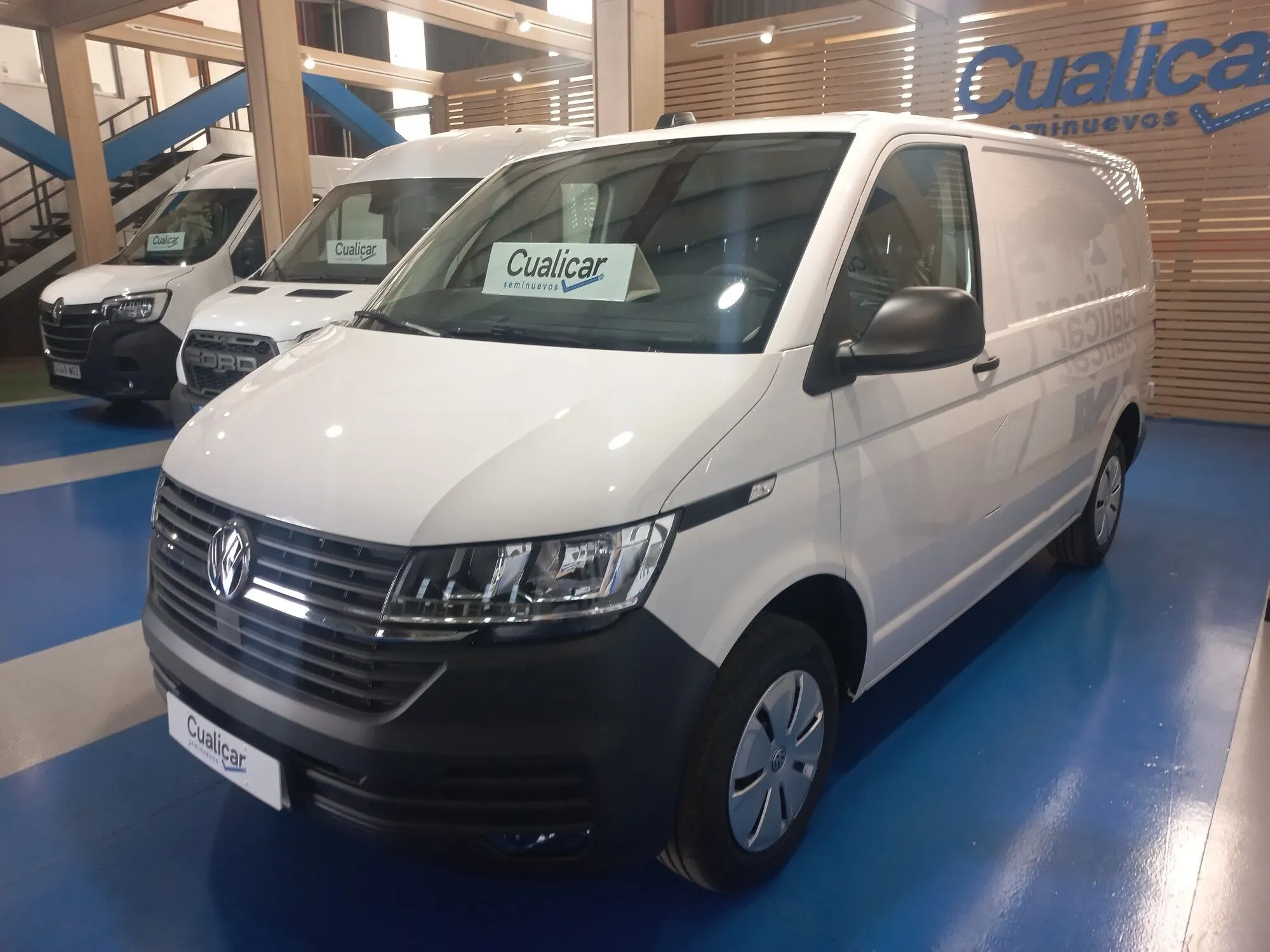 Renting VOLKSWAGEN Transporter Furgón 2.0TDI BMT 81kW 1