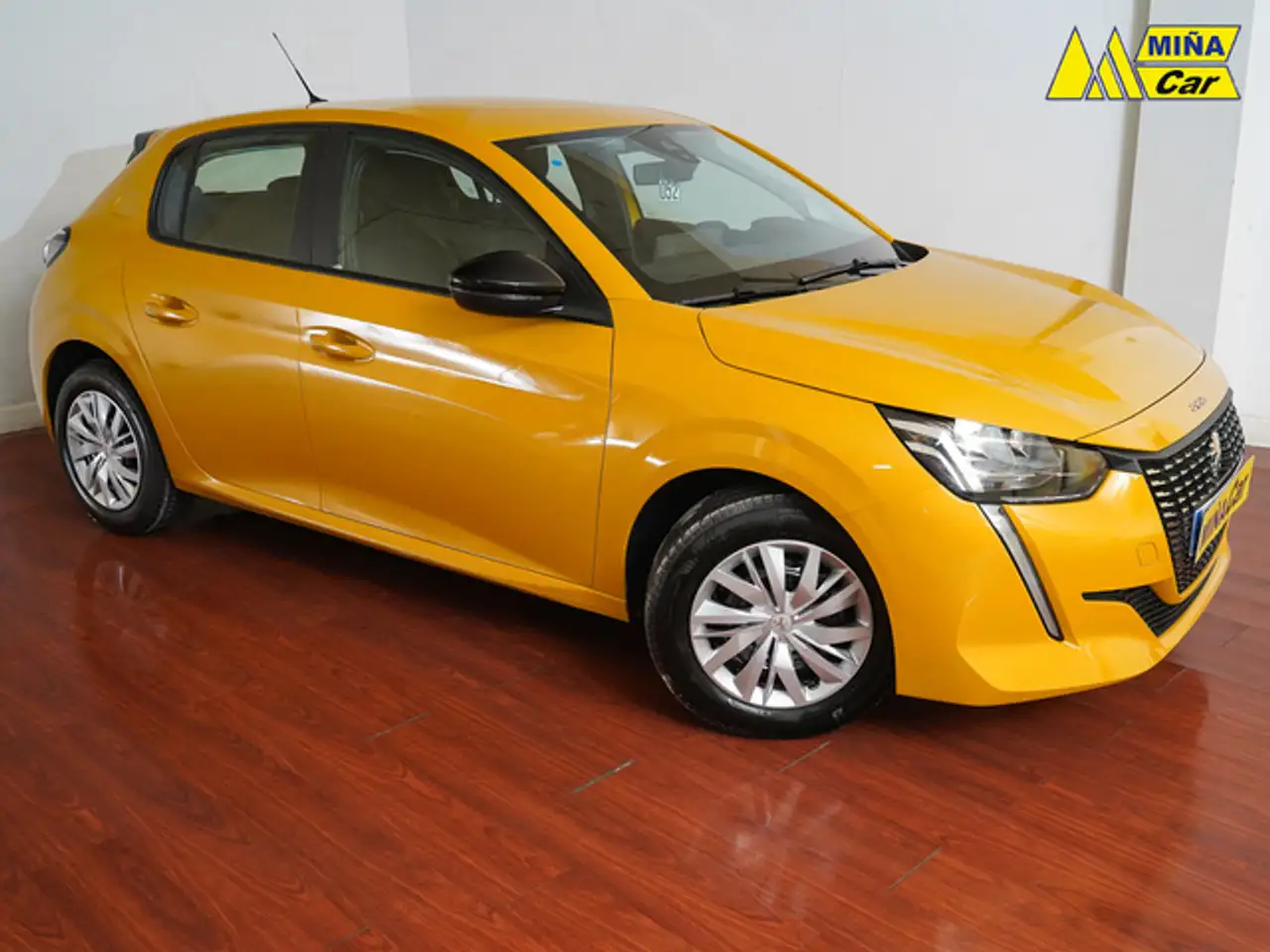 Renting Peugeot 208 1.2 Puretech S&S Active 75 Amarillo