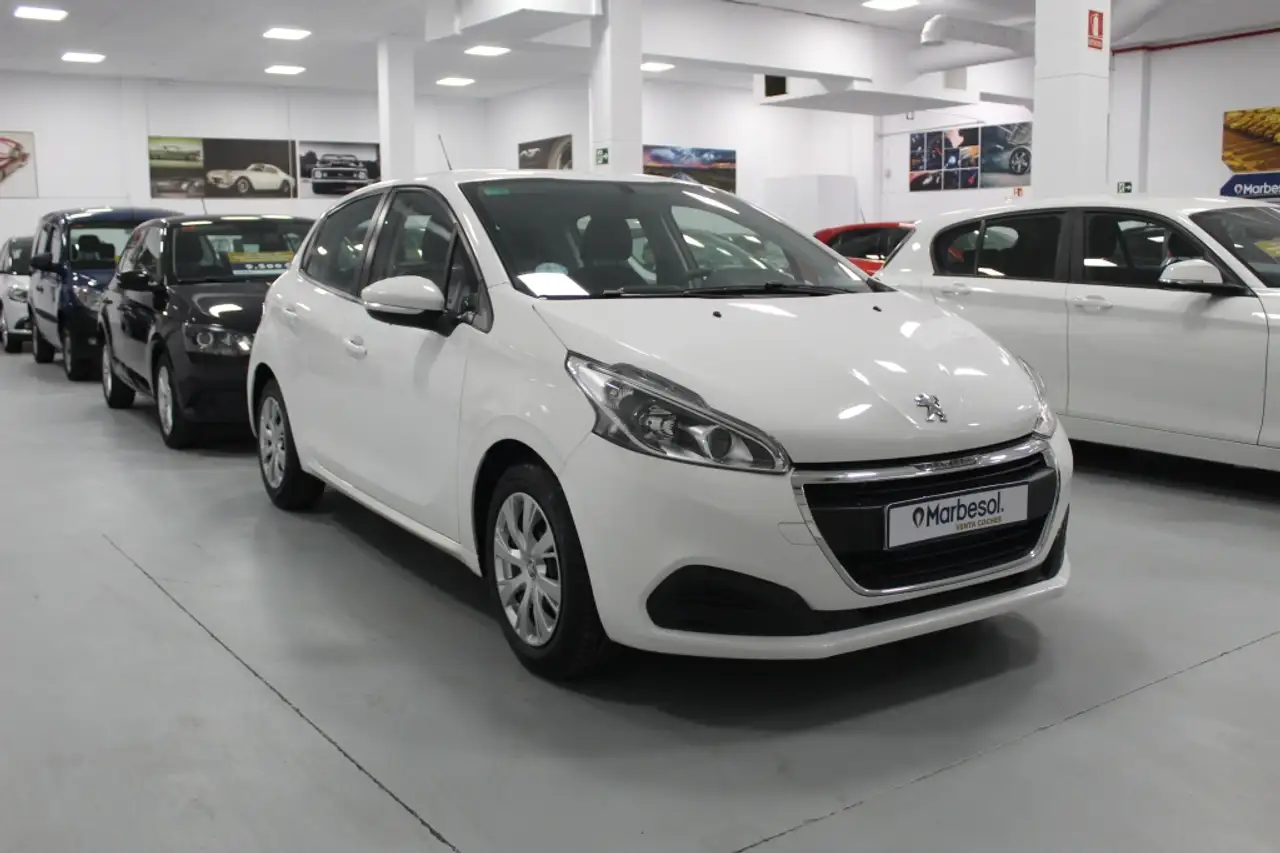 Renting Peugeot 208 1.2 PureTech S&S Active 82 Blanco