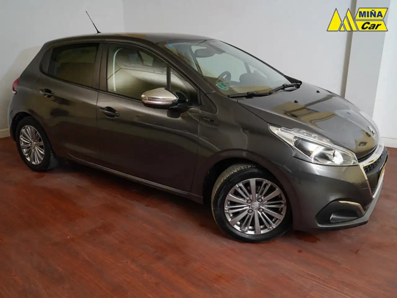 Renting Peugeot 208 1.2 PureTech S&S Signature 82 Gris 1