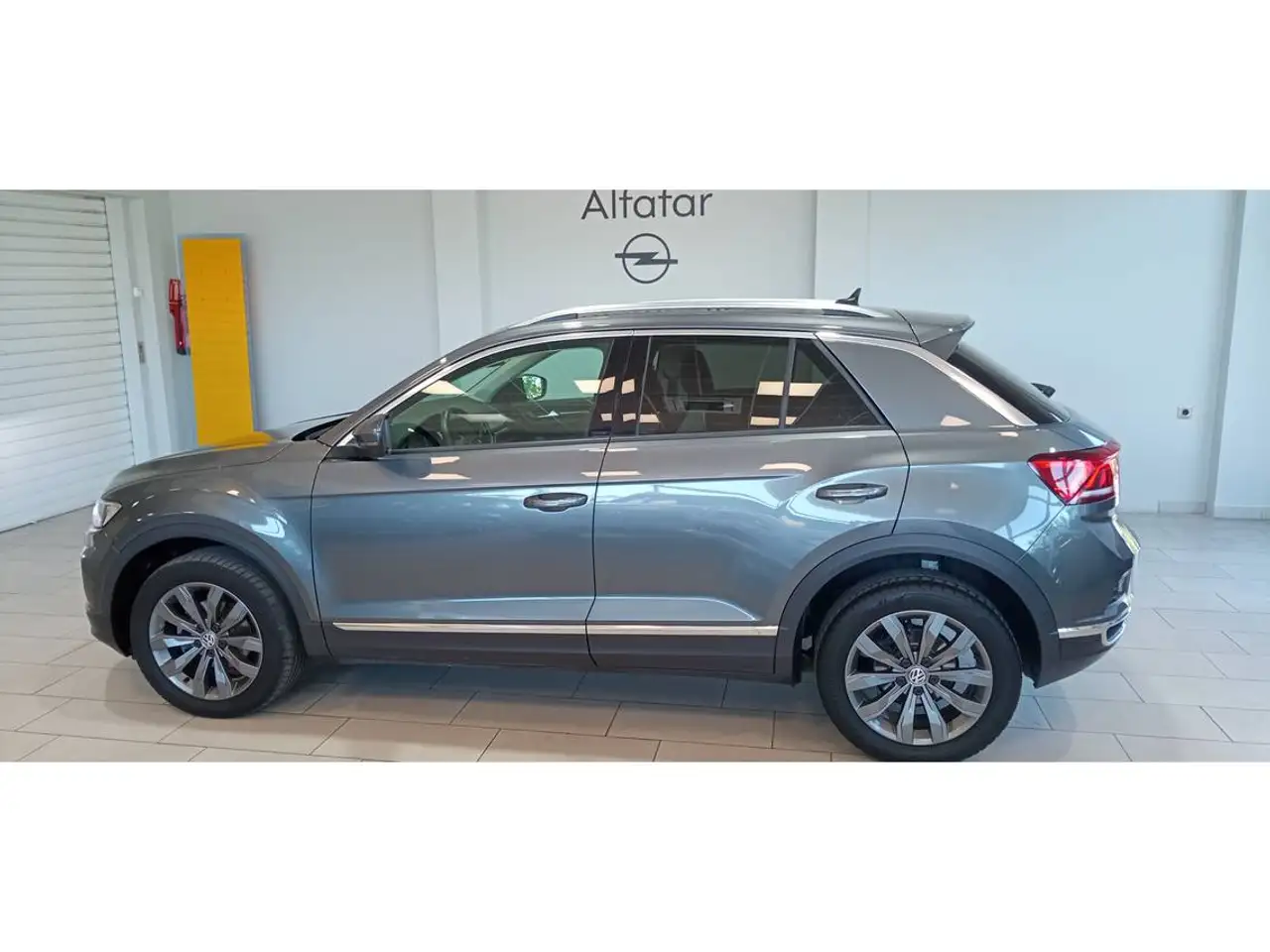 Renting Volkswagen T-Roc 1.5 TSI Sport DSG7 Gris 3