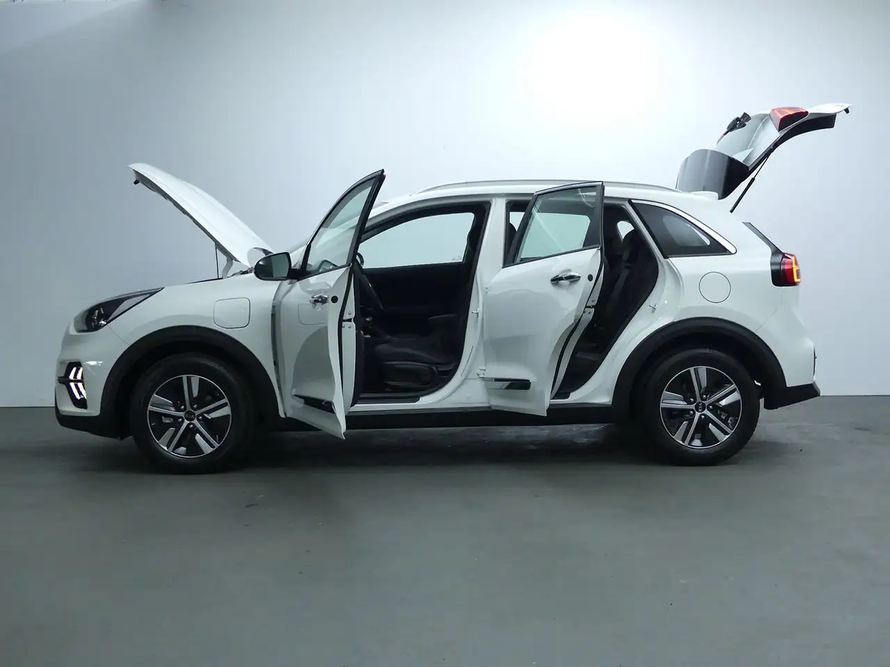 Renting Kia Niro 1.6 GDI PLUG-IN HYBRID DRIVE 141 5P Blanco 4