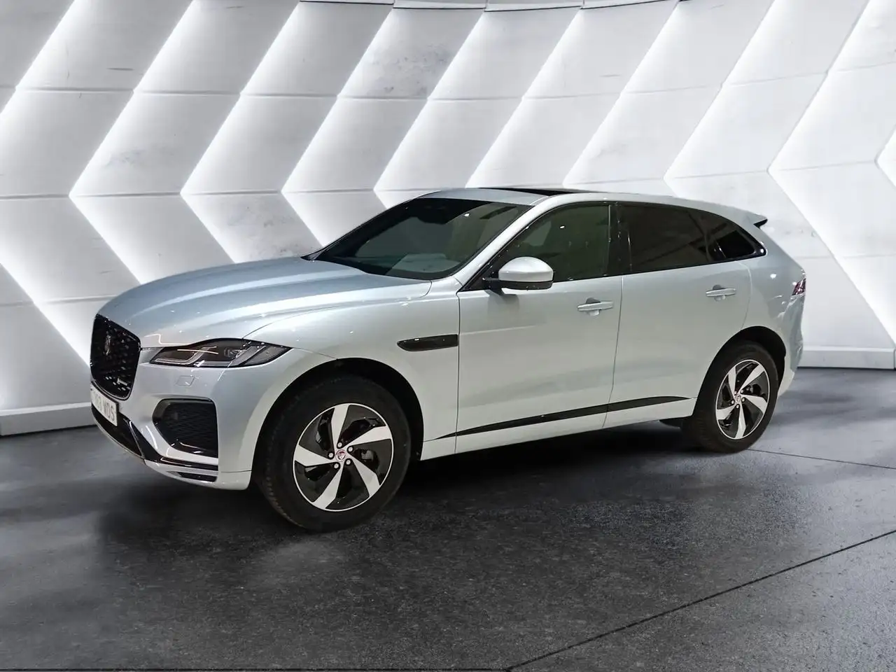 Renting Jaguar F-Pace 2.0D I4 204PS AWD Auto MHEV R-Dynamic S Gris 1