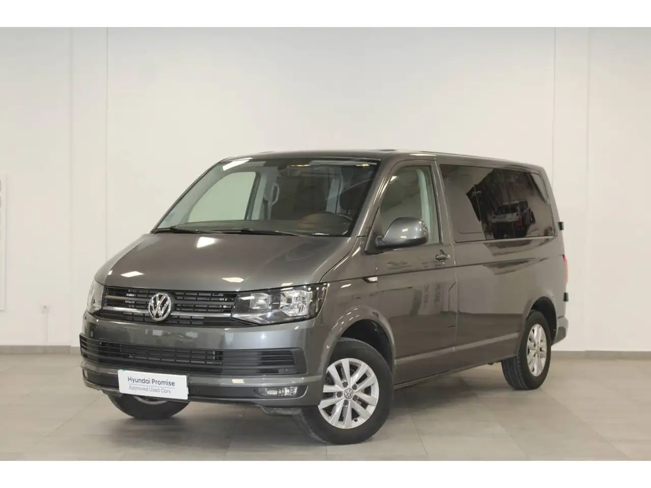 Renting Volkswagen T5 Caravelle 2.0TDI Comfortline Edition Gris