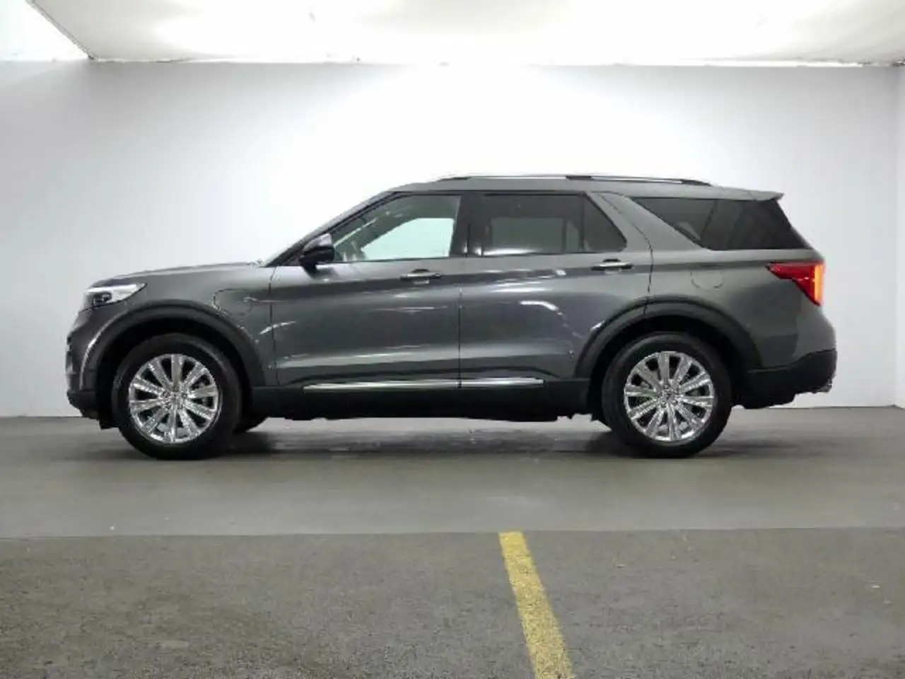 Renting Ford Explorer 3.0 PHEV PLATINUM 4WD AUTO 457 5P 7 Plazas Gris