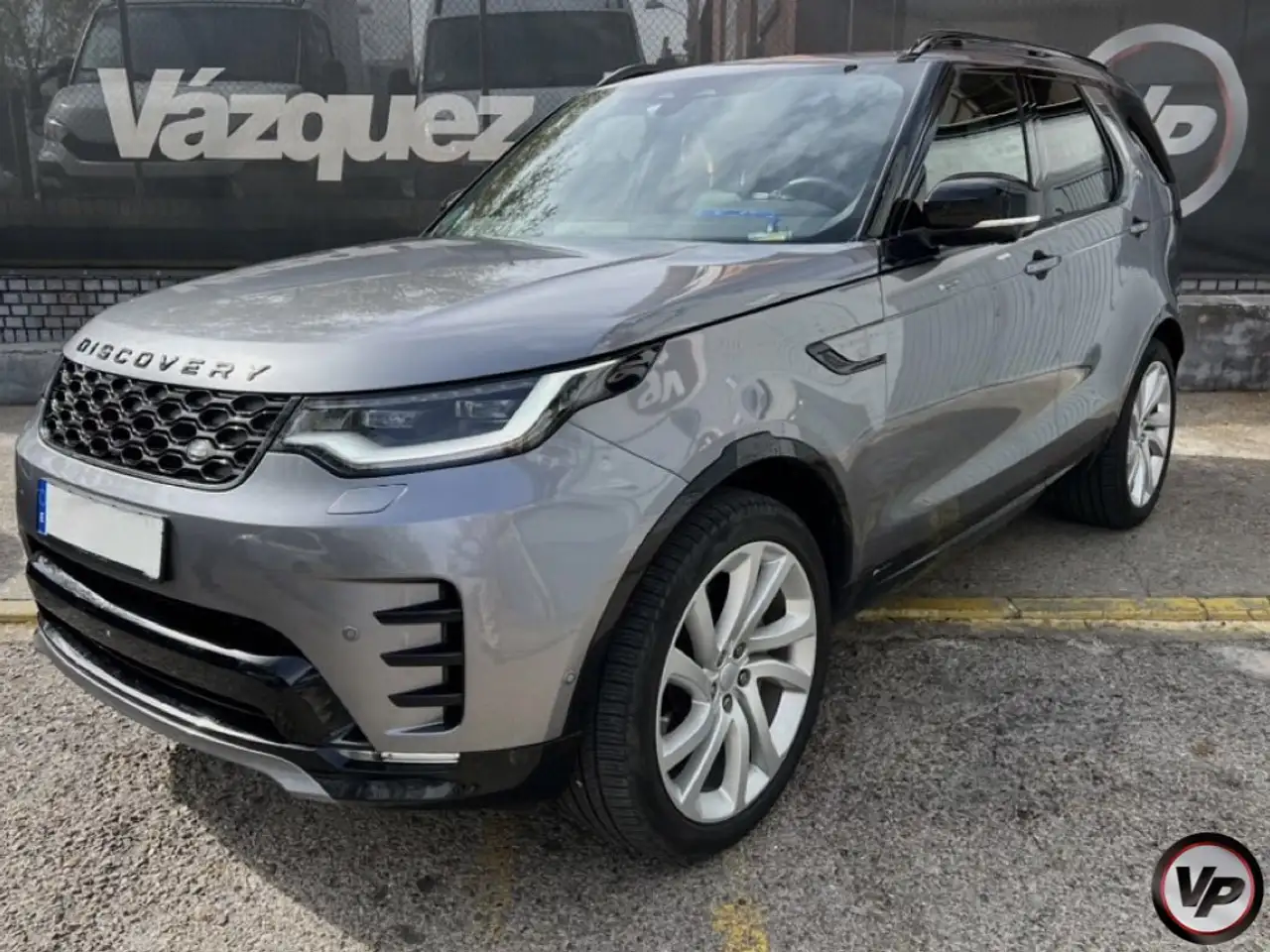 Renting Land Rover Discovery 3.0D I6 R-Dynamic SE Aut. 300 Gris