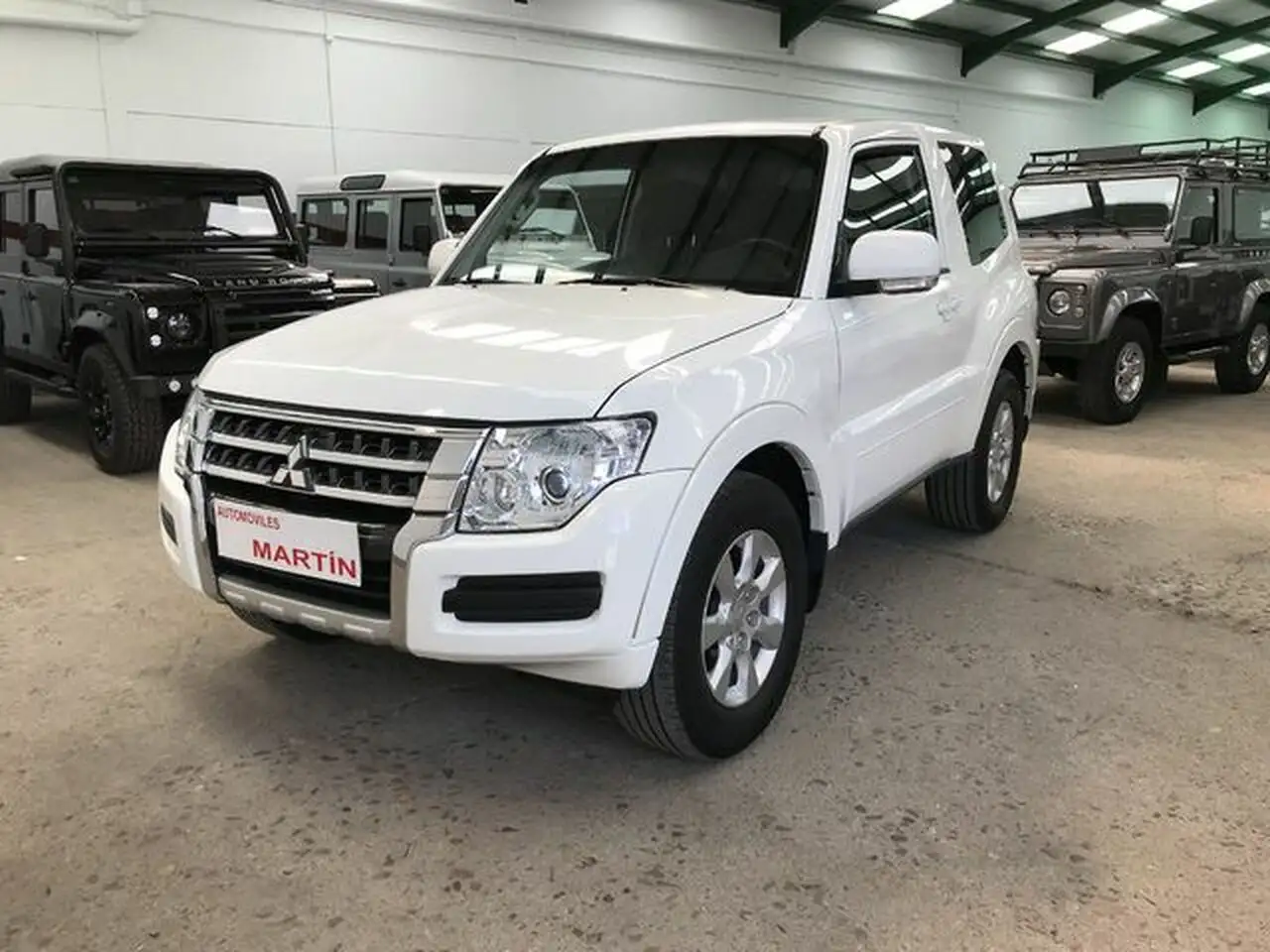 Renting Mitsubishi Montero 3.2DI-D Spirit 5AT 190 Blanco