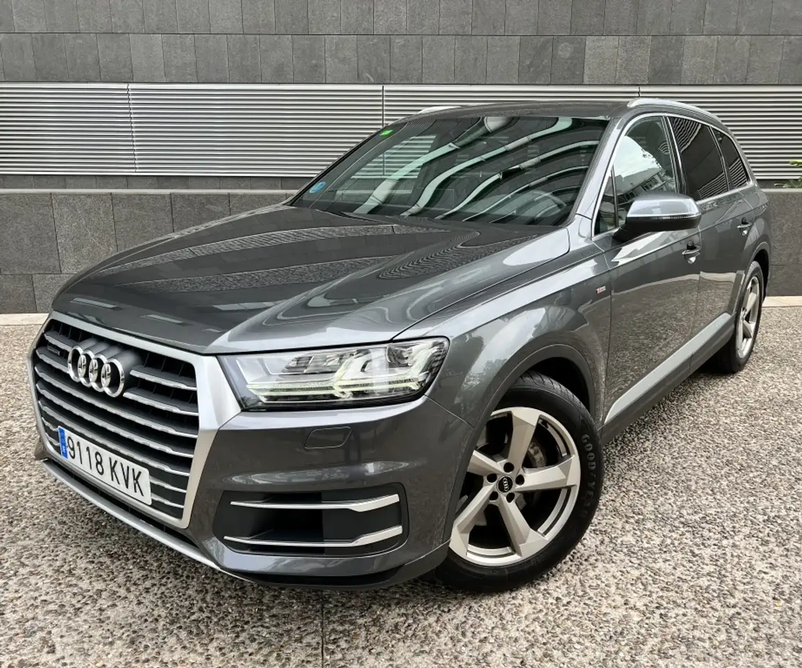 Renting Audi Q7 45 TDI S line quattro Gris