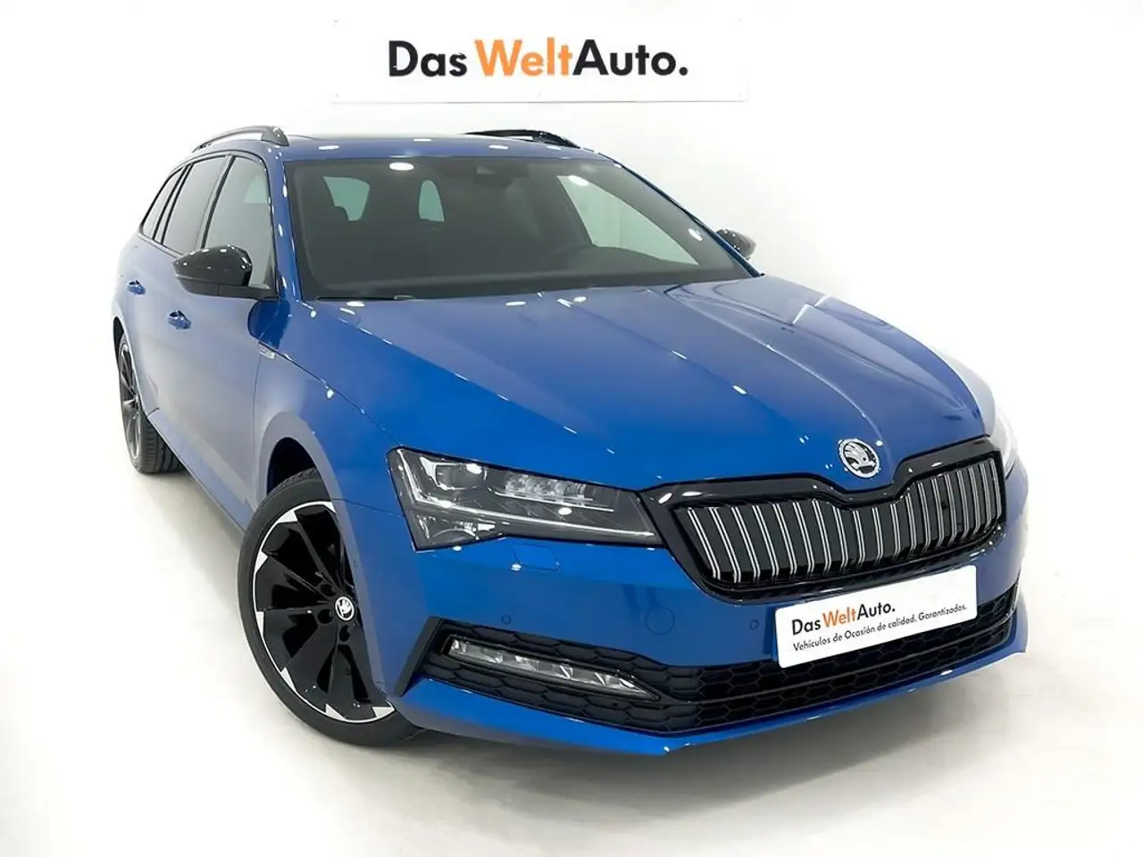 Renting Skoda Superb Combi 1.4 TSI iV P-HEV SportLine DSG Azul