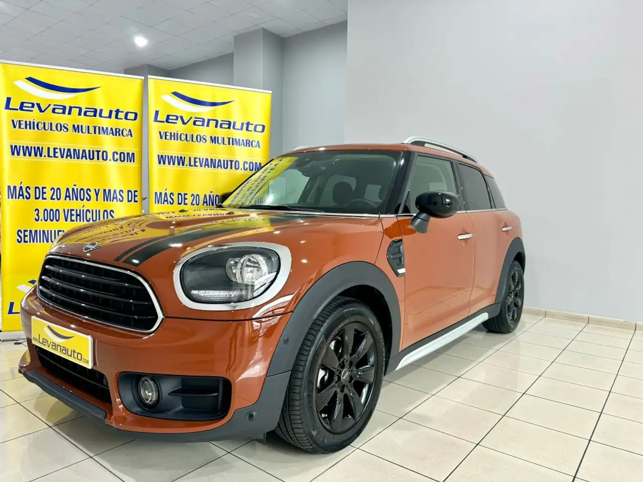 Renting MINI One Countryman D AUT. Marrón