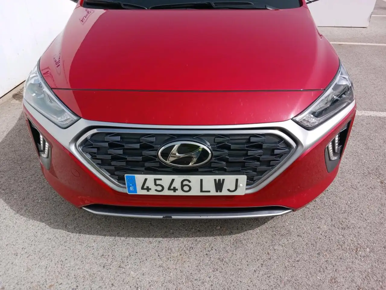 Renting Hyundai IONIQ HEV 1.6 GDI Klass Rojo