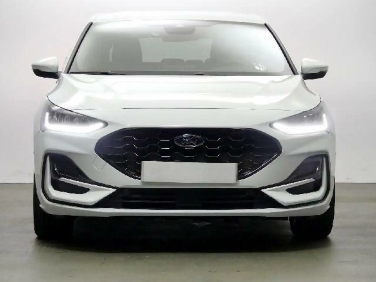 Renting Ford Focus ST-LINE SIP 1.0 MHEV 125CV Blanco