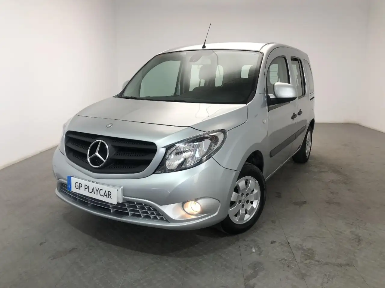 Renting Mercedes-Benz Citan Tourer 111CDI Plus Gris