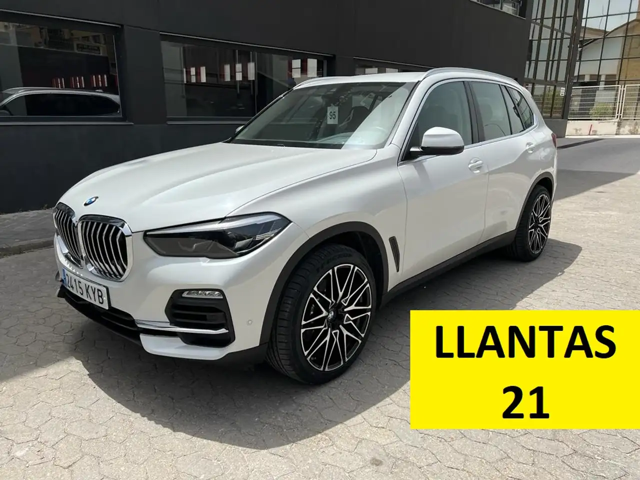 Renting BMW X5 xDrive 30dA Blanco 2