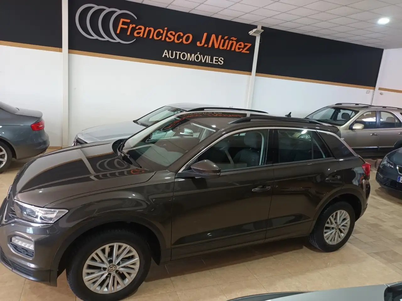 Renting Volkswagen T-Roc 1.0 TSI Advance Gris 3