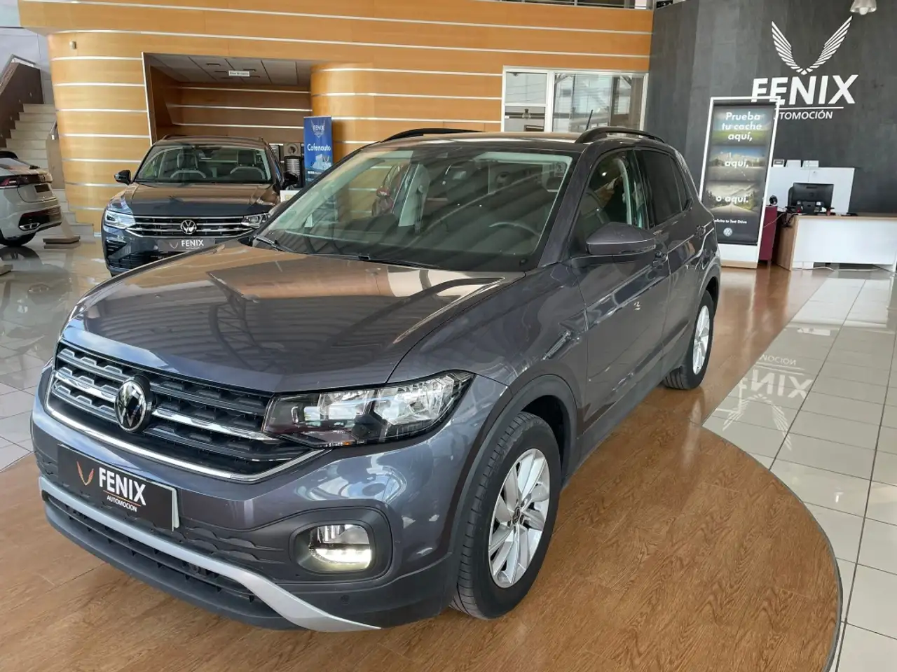 Renting Volkswagen T-Cross 1.0 TSI Advance 81kW Gris 4