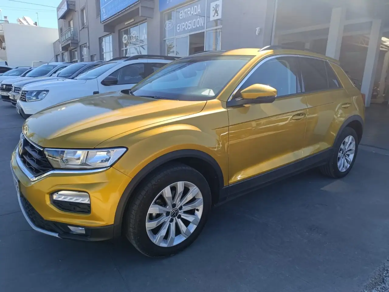 Renting Volkswagen T-Roc 1.0 TSI Advance 81kW Amarillo 1