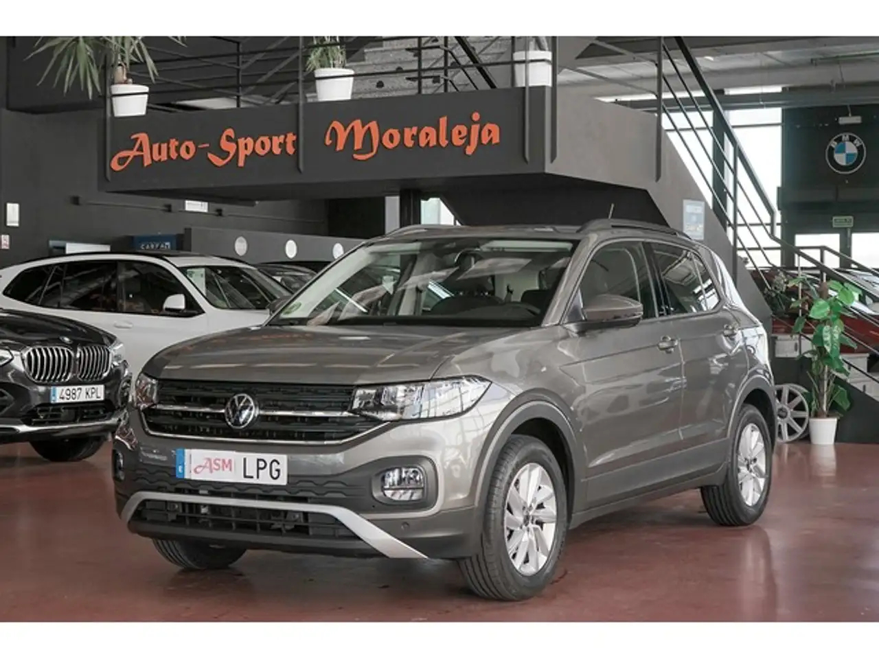 Renting Volkswagen T-Cross 1.0 TSI Advance Gris 2