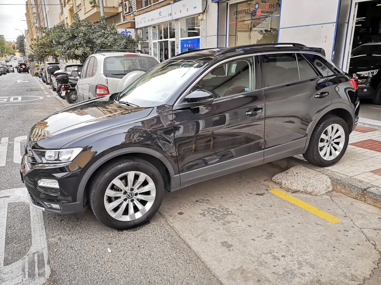 Renting Volkswagen T-Roc 1.0 TSI Advance R-line 81kW Negro