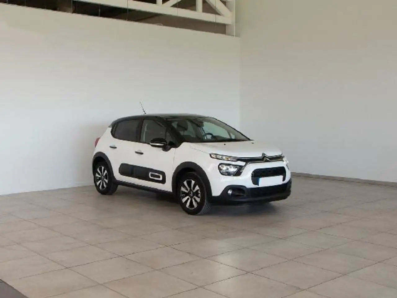 Renting Citroen C3 1.2 PureTech S&S Shine 83 Blanco 1