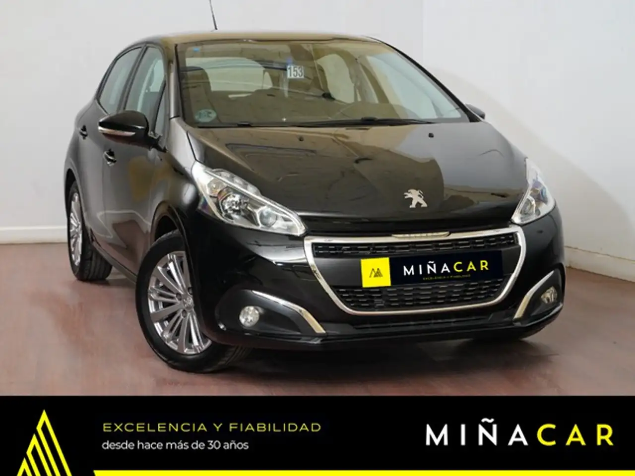 Renting Peugeot 208 1.2 PureTech S&S Signature 82 Negro 1