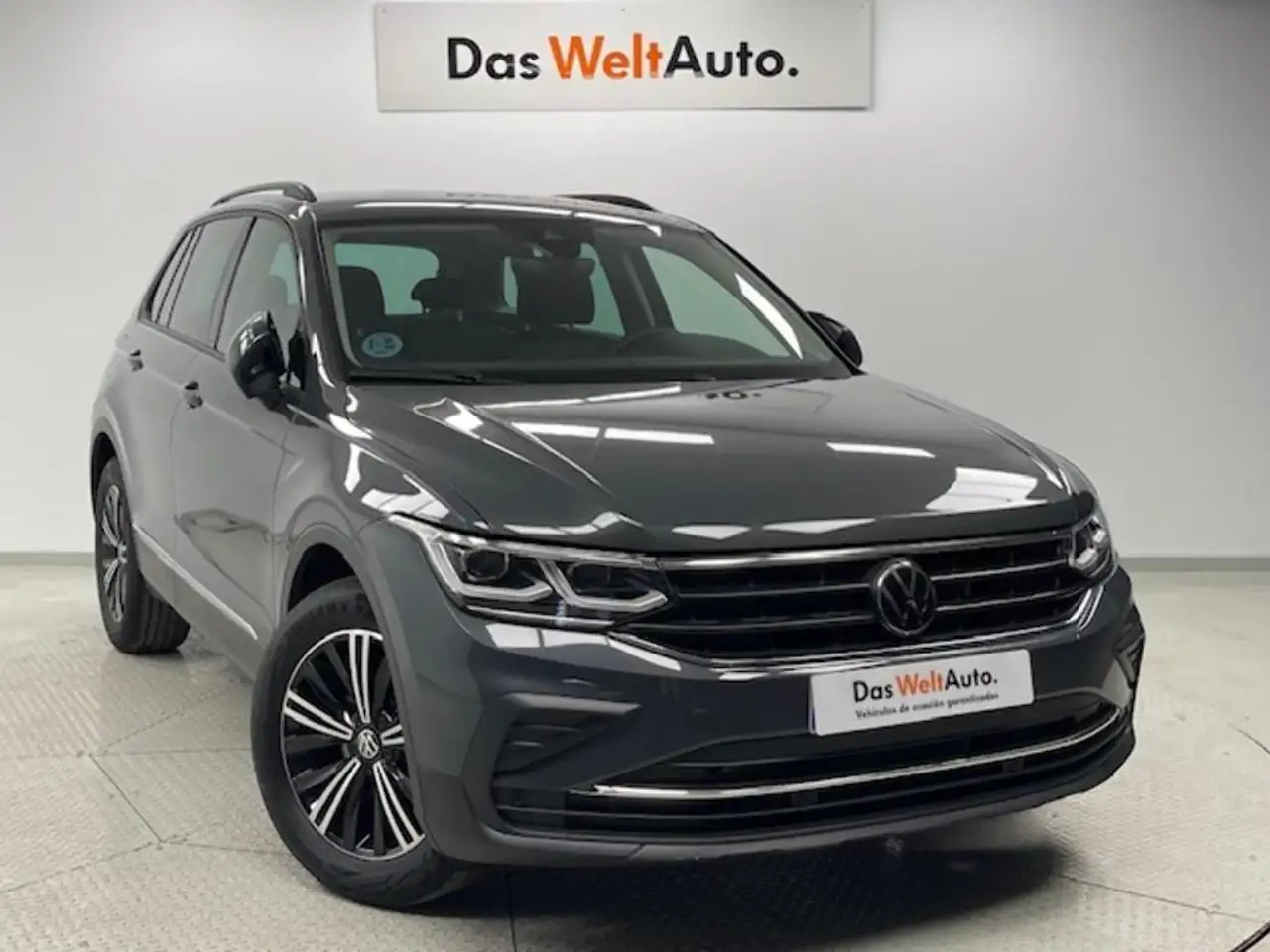 Renting Volkswagen Tiguan 1.5 TSI Life 110kW Gris