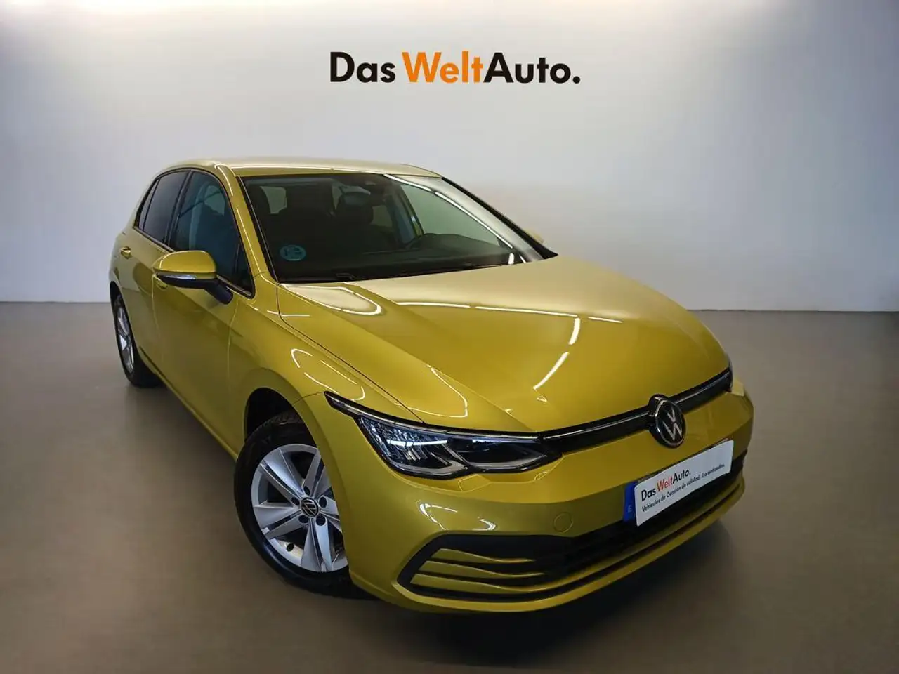 Renting Volkswagen Golf 1.5 TSI Life 96kW Amarillo 2