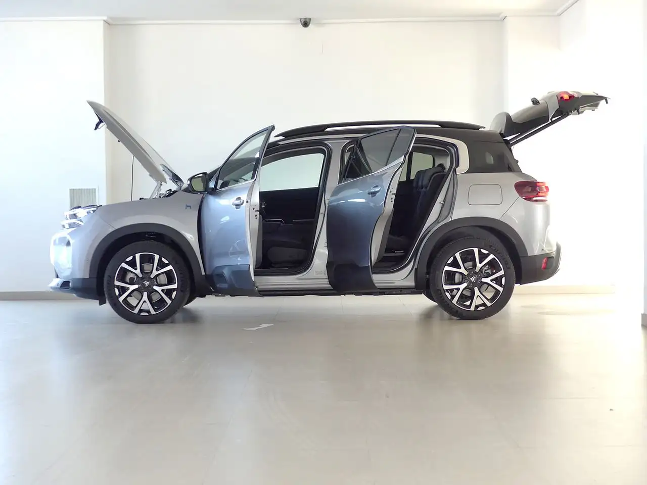 Renting Citroen C5 Aircross 1.6 HYBRID 225CV SHINE PACK AUTO 5P Gris