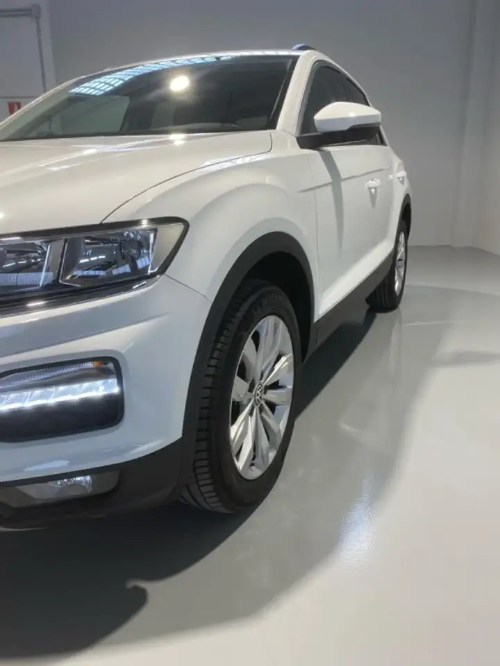 Renting Volkswagen T-Roc 1.6TDI Advance Blanco 1