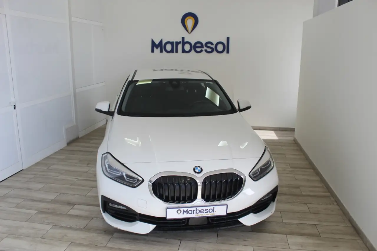 Renting BMW 118 118iA (4.75) Blanco