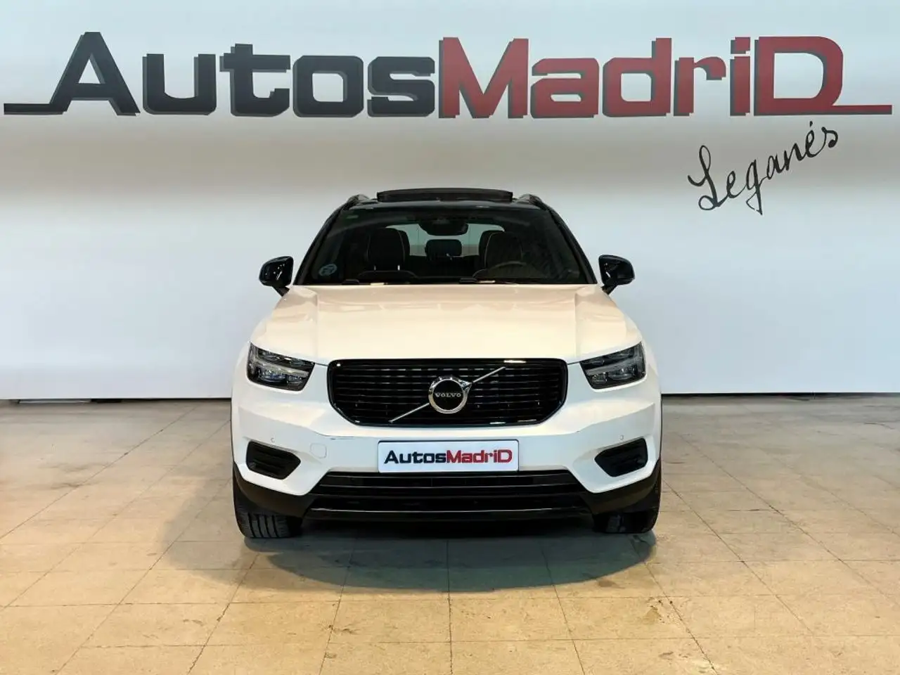 Renting Volvo XC40 2.0 D3 R-Design Auto Blanco