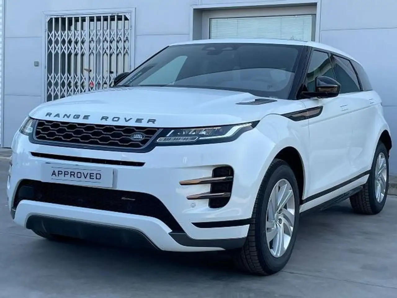 Renting Land Rover Range Rover Evoque 2.0D I4 MHEV R-Dynamic S AWD Aut. 163 Blanco