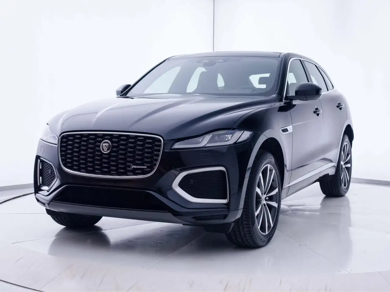 Renting Jaguar F-Pace 2.0D l4 MHEV R-Dynamic S Aut. AWD 204 Negro 1