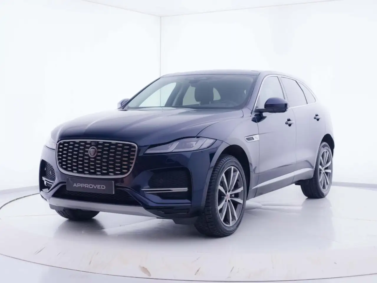 Renting Jaguar F-Pace 2.0D l4 MHEV Standard HSE Aut. AWD 204 Azul