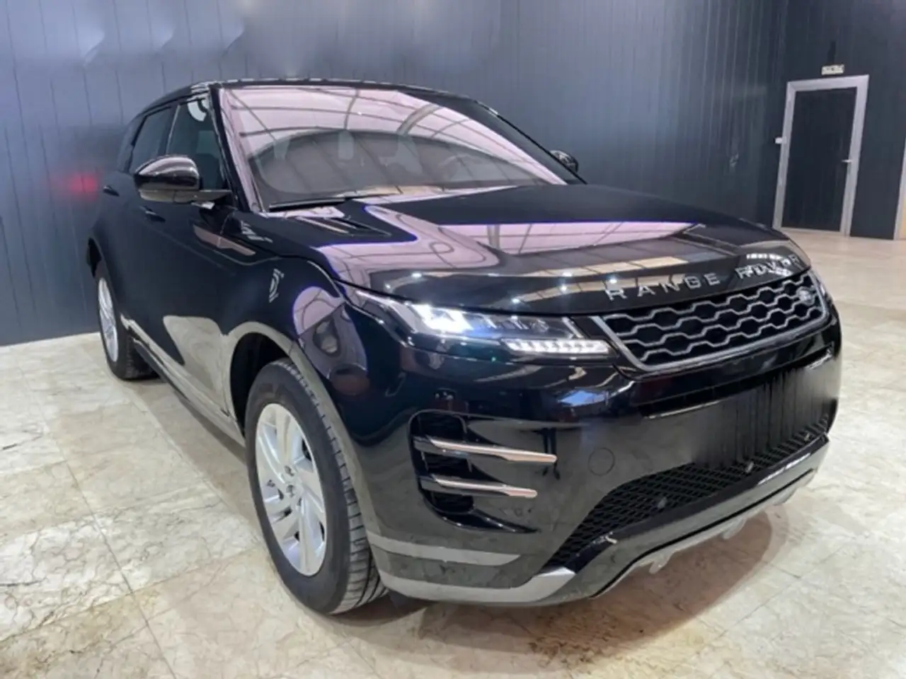 Renting Land Rover Range Rover Evoque 2.0D MHEV R-Dynamic HSE AWD Aut. 150 Negro