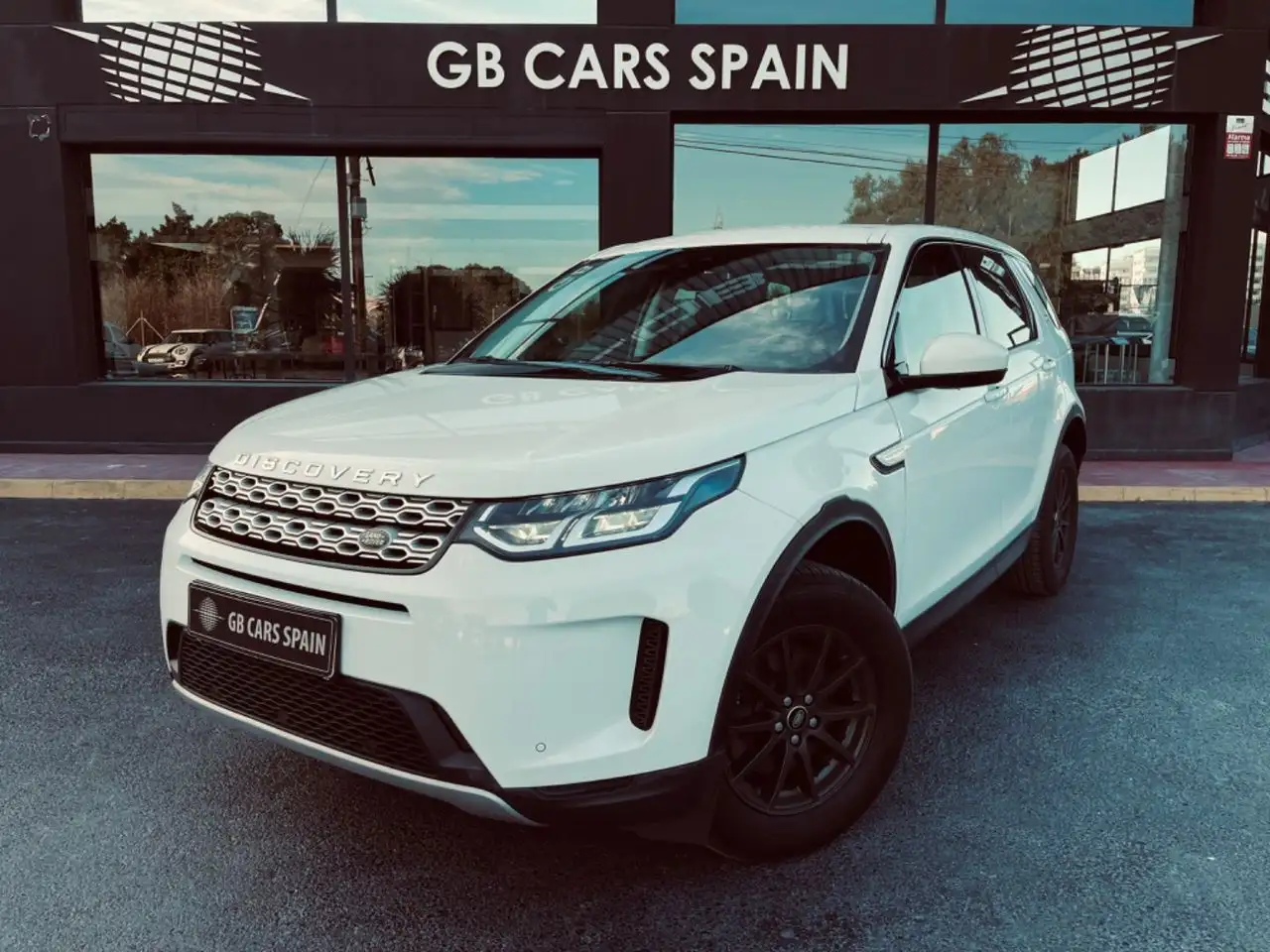 Renting Land Rover Discovery Sport 2.0TD4 Pure 4×4 150 Blanco