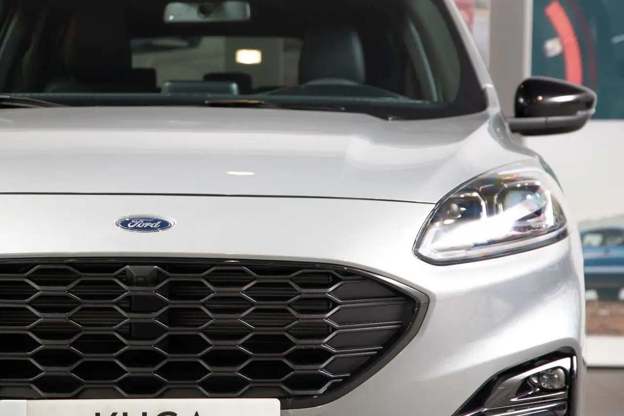 Renting Ford Kuga 2.5 PHEV ST-LINE X AUTO 225 5P Plateado 2