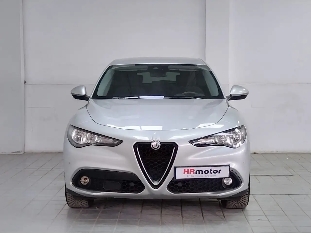 Renting Alfa Romeo Stelvio 2WD Gris 1