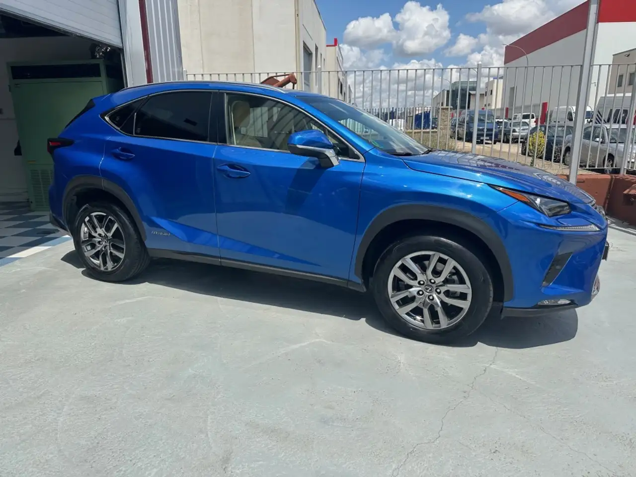 Renting Lexus NX 300 300h Executive 4WD Azul