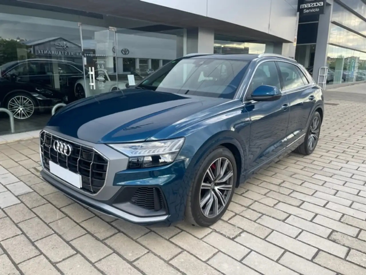 Renting Audi Q8 50 TDI quattro tiptronic Azul