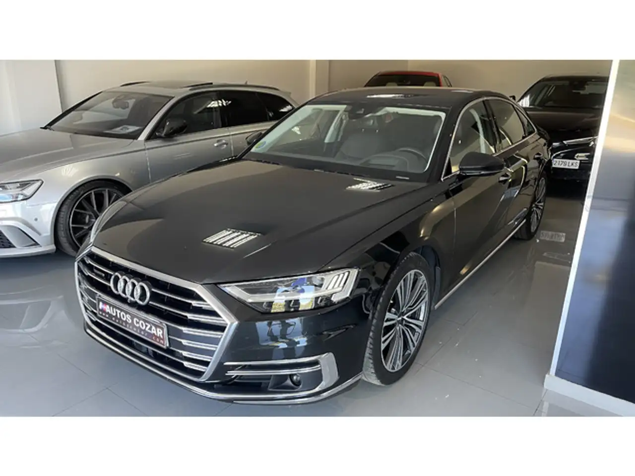 Renting Audi A8 55 TFSI quattro tiptronic Gris 1