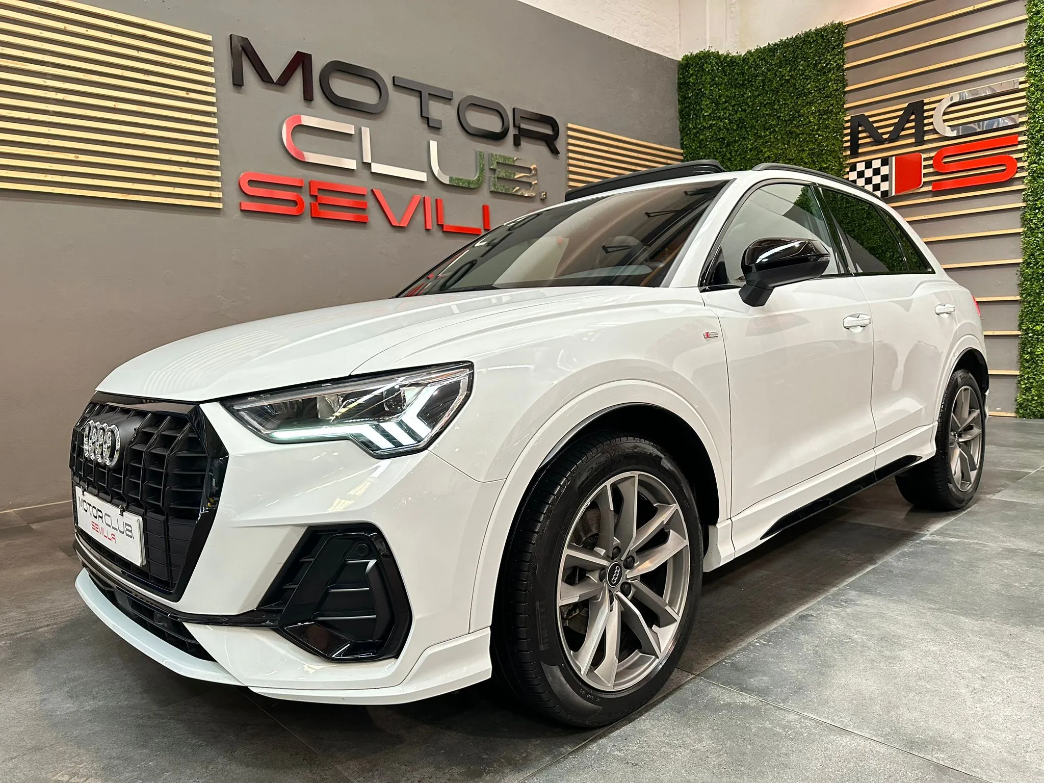 Renting AUDI Q3 35 TDI S line S tronic 110kW 1